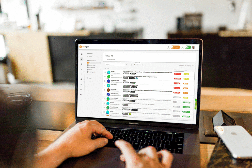 LiveAgent universali pašto dėžutė kompiuterio ekrane