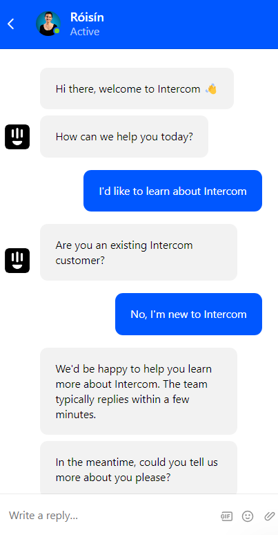 Klientas, turintis pokalbį su Intercom chatbotu