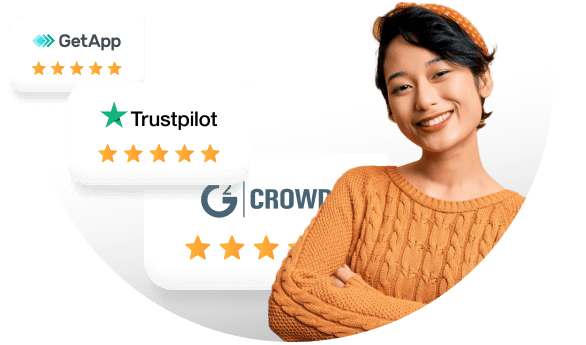 Besidžiaugianti moteris su apdovanojimais šalia jos.