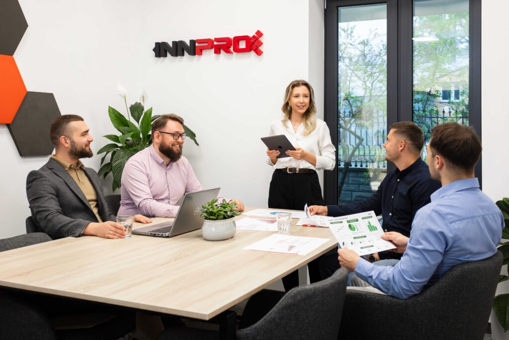 INNPRO komanda biuro aplinkoje